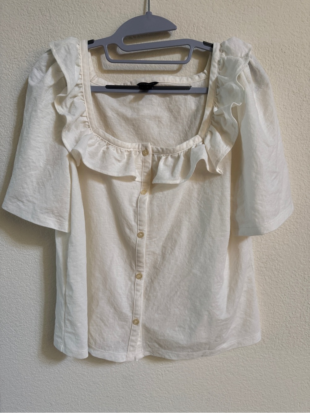 Ann Taylor ivory linen like Ruffle Button-Front short sleeve crop Blouse